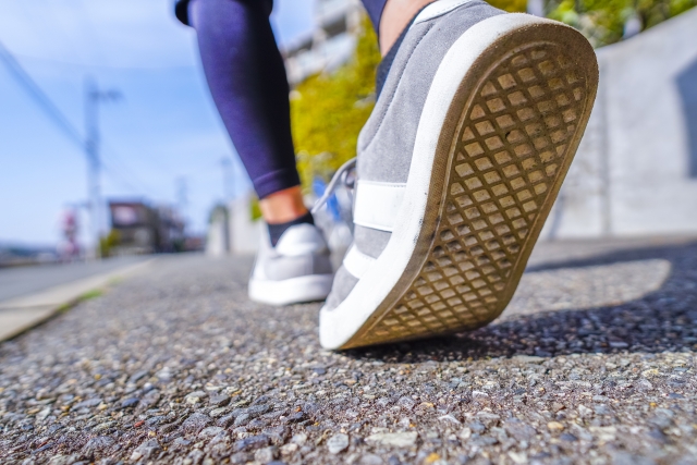 このまま杖をつくしかない…とあきらめる前に手術以外の選択肢で、もう一度自由に歩く未来を取り戻しませんか？